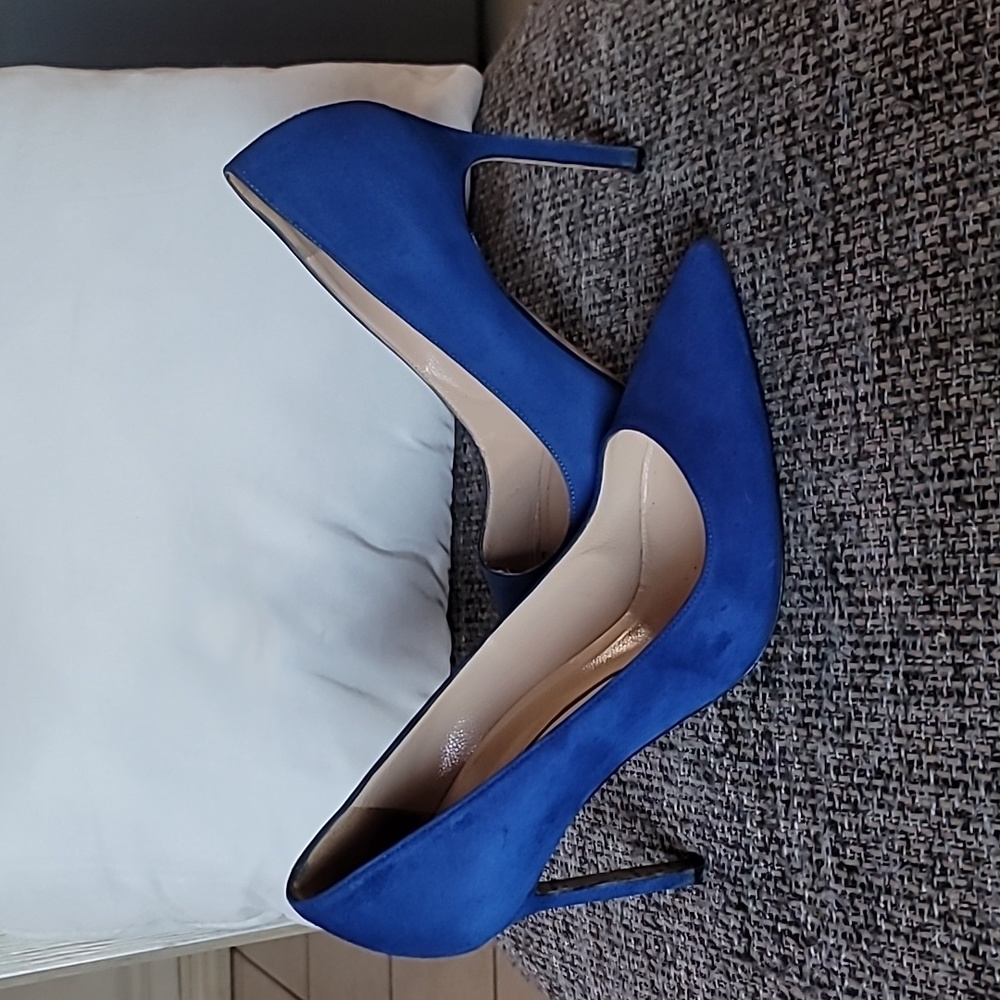 Manolo Blahnik Blue Pumps